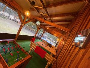 an overhead view of a playing field in a cabin at Igły i szyszki in Zimna Woda