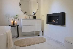 a living room with a fireplace and a mirror at Bergen Delight in Bergen