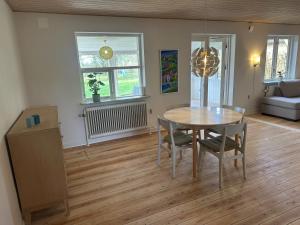 ein Esstisch und Stühle in einem Wohnzimmer in der Unterkunft Dejrupvej in Ovtrup + 6 Fotos