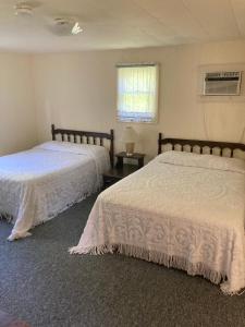 a bedroom with two beds and a window at Inn at the Isles in Isle la Motte