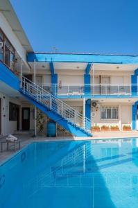 a view of a swimming pool in a hotel with a staircase at Aspawa Hotel in Pamukkale