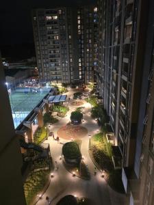 a view of a courtyard in a city at night at Apartamento La Villa del Castillo in El Rodeo