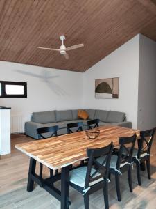 a dining room with a wooden table and chairs at Vistas a Cangas in Cangas de Onís