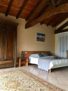 a bedroom with two beds in a room at Chez Papi in Bazus