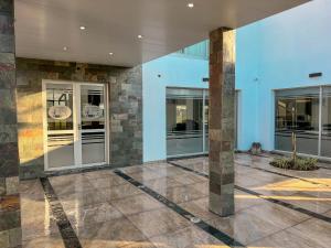 a lobby of a building with columns and windows at Hotel Parador El Tucán in Parana