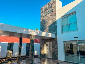 a view of the front of a building at Hotel Parador El Tucán in Parana