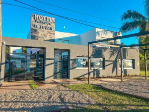 a building with a sign that reads hotel pineapple c hotel at Hotel Parador El Tucán in Parana