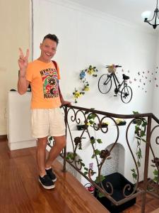 a man in an orange shirt standing next to a bike at Av Paulista GF in São Paulo