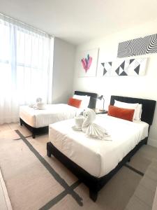 a bedroom with two beds with a bird on top of them at Hide House in Hollywood +47 photos