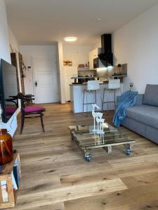a living room with a couch and a table at Ferienwohnung Strandmuschel in Lembruch