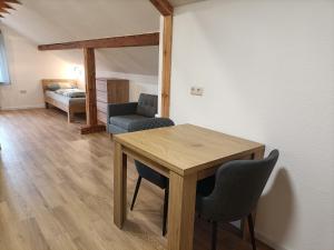a room with a table and chairs and a bed at Gästezimmer Kalletal in Kalletal +6 photos