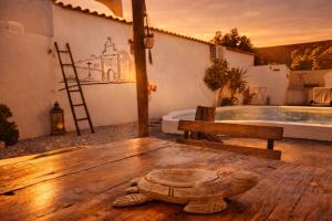 a wooden table with a turtle on top of it at Refúgio do Frade in Aldeia do Mato