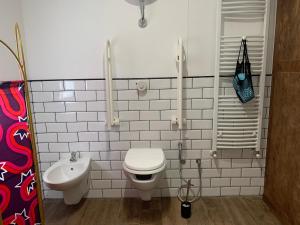 a bathroom with a toilet and a sink at Agriturismo Amarasca in Gagno