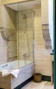 y baño con ducha y mampara de cristal. en Hotel Rua Villar, en Santiago de Compostela