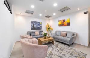 a living room with two couches and a table at In Situ Hotel in Cali