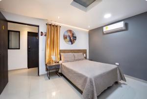 a bedroom with a bed and a window at In Situ Hotel in Cali