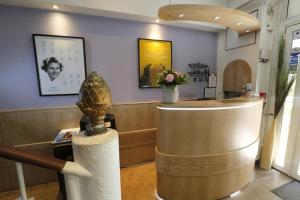 a waiting room with a counter in a restaurant at Hôtel Alizé in Cannes