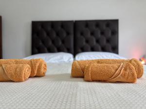 two towels are laying on a bed at Tu casa en Ruta 34 - Wifi - Cochera -5 personas in Fernández