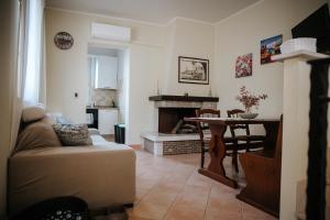 a living room with a couch and a table at La Casetta - un piccolo angolo di pace in Piccianello