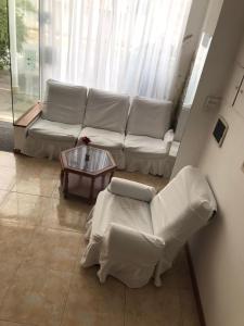 a living room with a couch and a coffee table at Hotel JR in Mar del Tuyú
