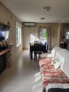 a living room with a bed and a table at Lihuen in Mar Azul