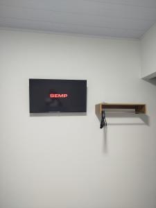 a sign on the wall of a room with a bench at DSá Hotel in Cristalândia +1 photo