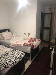 a bedroom with two twin beds and a mirror at Bar Restaurant Hotel Drraska in Maliq