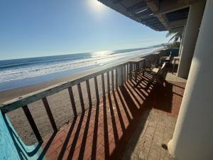 a balcony with a view of the beach at Entre olas in La Libertad