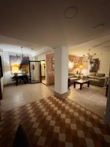 a large living room with a checkered floor at Las 6 llaves in Baeza