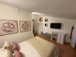a bedroom with a bed and a tv on the wall at Las 6 llaves in Baeza
