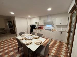 a kitchen with a table and chairs in a room at Las 6 llaves in Baeza