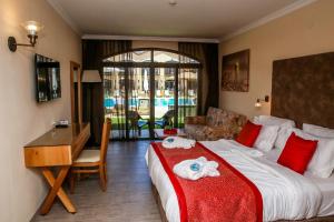 Postel nebo postele na pokoji v ubytování Galilion Hotel