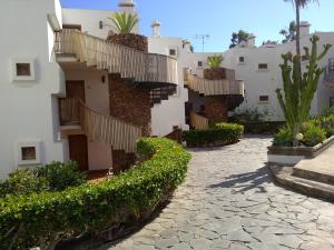 un edificio con escaleras y plantas en un patio en Apartamento Privado en Complejo Aida, en Playa del Inglés