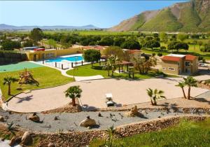 Luftaufnahme eines Resorts mit Swimmingpool in der Unterkunft Casa Alvana - Sauna & Private Pool at Baja Country Club in Ensenada