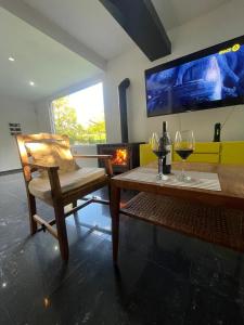a living room with a table and wine glasses at La escondida in Ramallo +49 photos