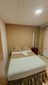 a large bed in a room with two towels on it at HOTEL DULCES SUEÑOS N°2 in Tuluá