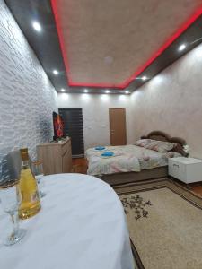 a room with a bed and a table with wine glasses at Trend Lux Obrenovac, sa parkingom in Obrenovac