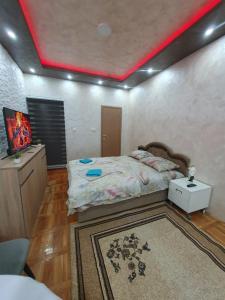 a bedroom with a bed with a red ceiling at Trend Lux Obrenovac, sa parkingom in Obrenovac