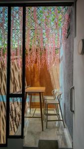 a table and two chairs in a room with a window at HOTEL DULCES SUEÑOS N°2 in Tuluá