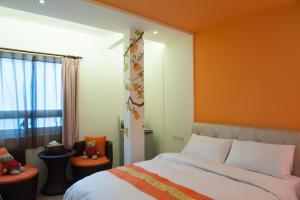 羅東鎮的住宿－Fun鬆，一间卧室配有一张橙色墙壁的床