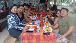 a group of people sitting at a table eating food at CABAÑA ARRIYALADUP San-Blas in Arritupo Número Dos