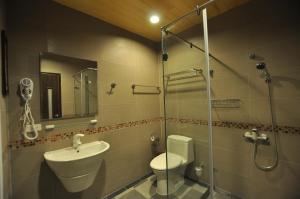 羅東鎮的住宿－Fun鬆，浴室配有卫生间、盥洗盆和淋浴。