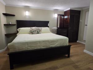 a bedroom with a large bed with a pillow on it at Sunset Haven in Wallhouse