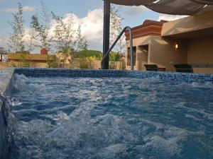 ein großes Wasserbecken in einem Haus in der Unterkunft COLONIAL SUITES # DOS in Ciudad Valles