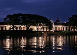 a house on the shore of a river at night at Casa colonial Centro Histórico - Puerta Azul in Mompos