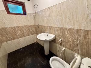 a bathroom with a sink and a toilet at Citron Cottage in Kandy