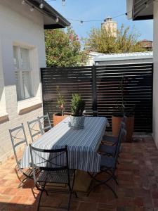 Ein Tisch und Stühle stehen auf einer Terrasse in der Unterkunft Towerview in Benalla