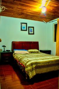 a bedroom with a bed and a wooden ceiling at Hospedaje Patty Cajicá in Cajicá