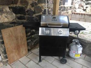 a grill with a stove and a kettle on it at Little haven by the woods in Peekskill