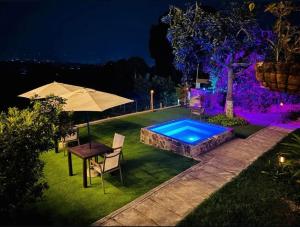 a backyard with a swimming pool and an umbrella at Hotel La Casona Quindío Eje Cafetero in Montenegro